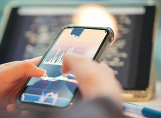 Persona que invierte comprobando un procedimiento claro de retiro y traspaso de capital